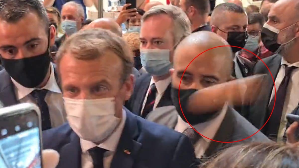 Après la gifle, c’est le projectile pour Emmanuel Macron !