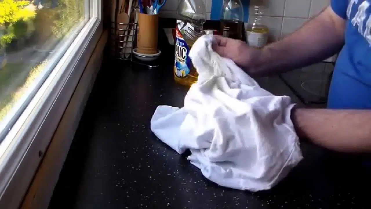 Astuce nettoyage : comment nettoyer un vêtement tacheté d’huile !