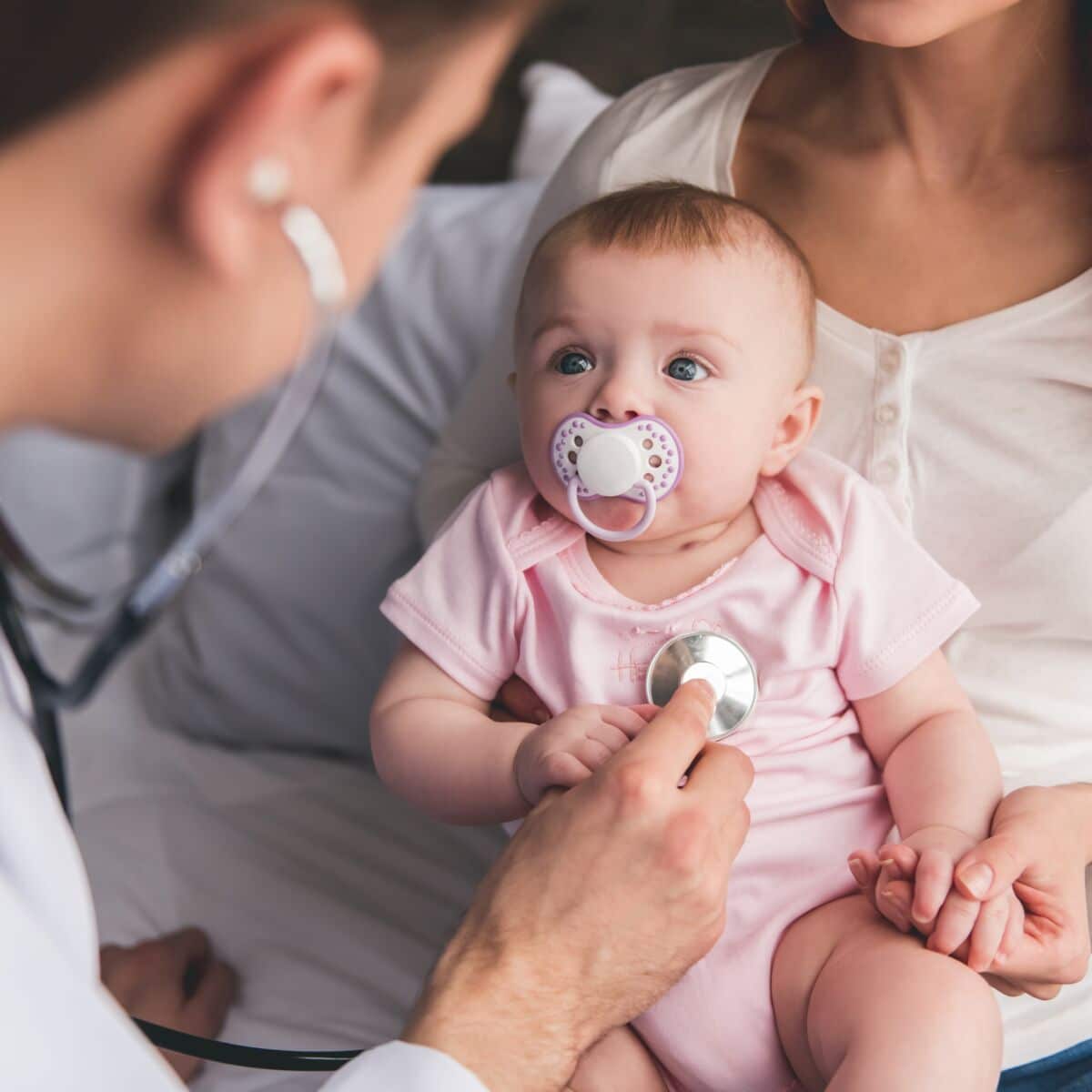 La bronchiolite chez le bébé : quels en sont les symptômes et les voies efficaces de traitement ?