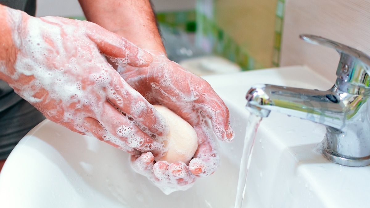Comment réaliser la limitation des contaminations aux toilettes des virus et des bactéries ?