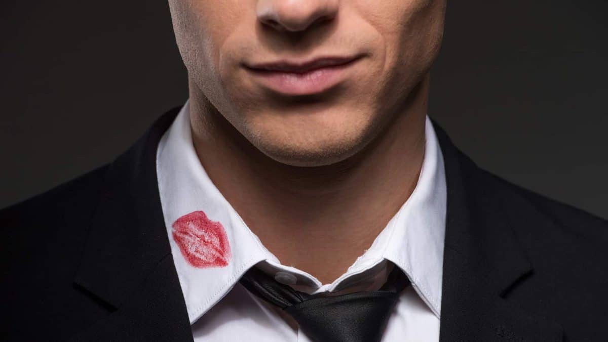 Astuce beauté : comment nettoyer une tache de rouge à lèvres sur votre habit ?