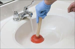Nettoyage, voici quelques astuces pour déboucher un évier !