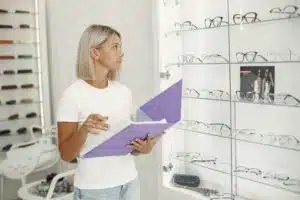 Présentation des lunettes : Matériaux et designs tendances pour votre magasin