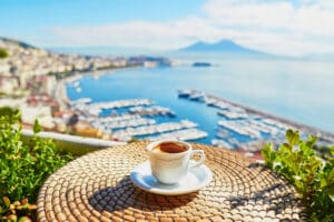 Le Bonheur Au Bord De La Mer : Découvrir Le Charme De La Côte Italienne Avec De Superbes Villas