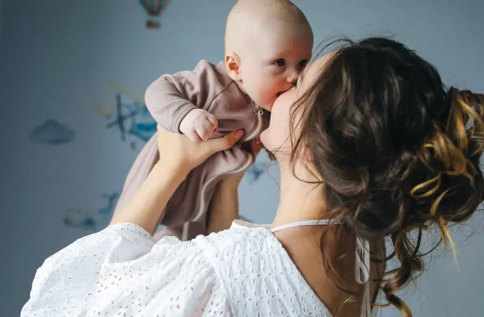 Gérer la perte de cheveux post-partum : conseils pratiques et solutions