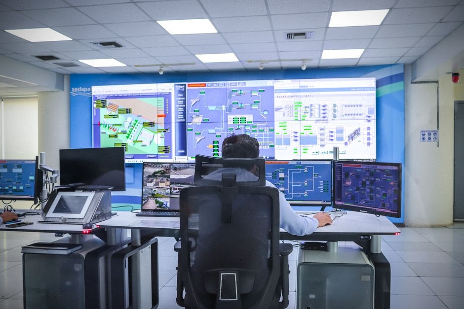 Salle de supervision télécom illustrant la pression sur les équipementiers réseau