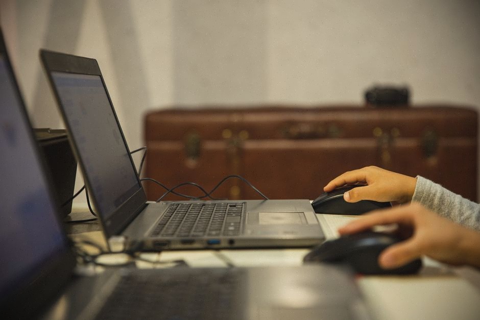 Utilisateur testant l’autonomie d’un PC portable fin en déplacement