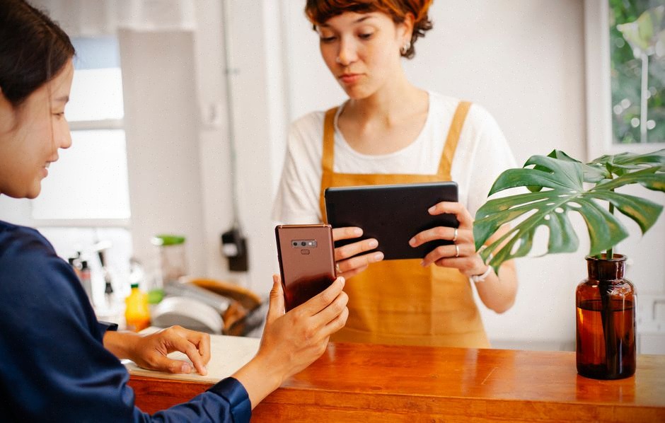 Comparaison de services bancaires mobiles dans un espace de coworking