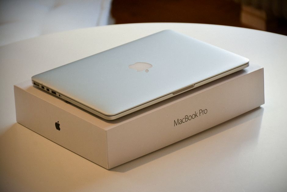Acheteur comparant une remise sur un ordinateur portable Apple compact