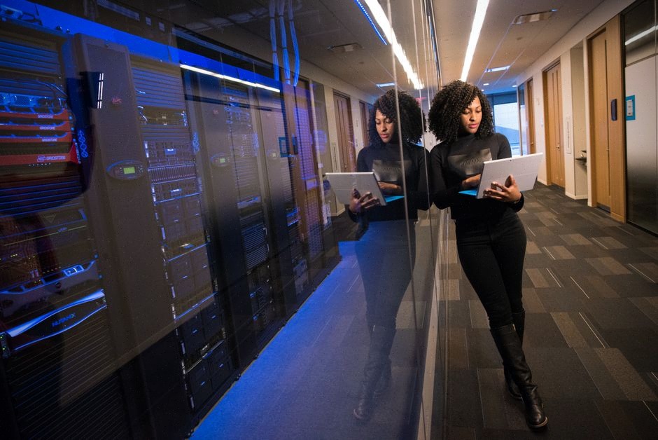 Ingénieurs inspectant des équipements cloud dans un centre de données moderne