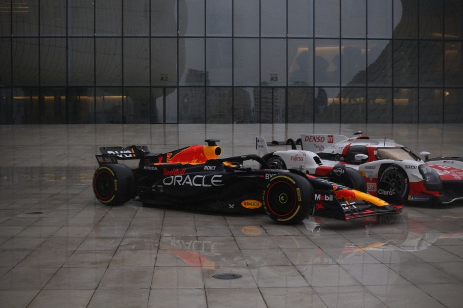 Moteur hybride F1 2026 inspecté dans un atelier technique moderne