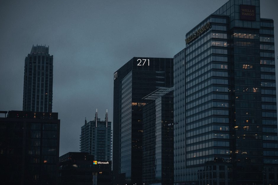 Dirigeants analysant la concurrence entre Amazon, Microsoft et Google Cloud