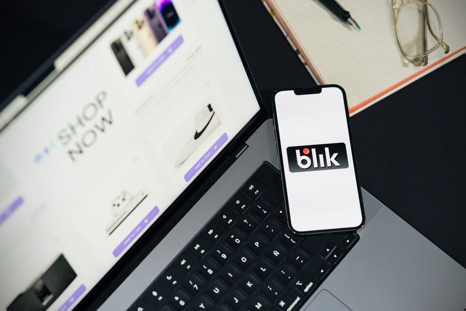 Application bancaire mobile avec carte de paiement sur bureau moderne