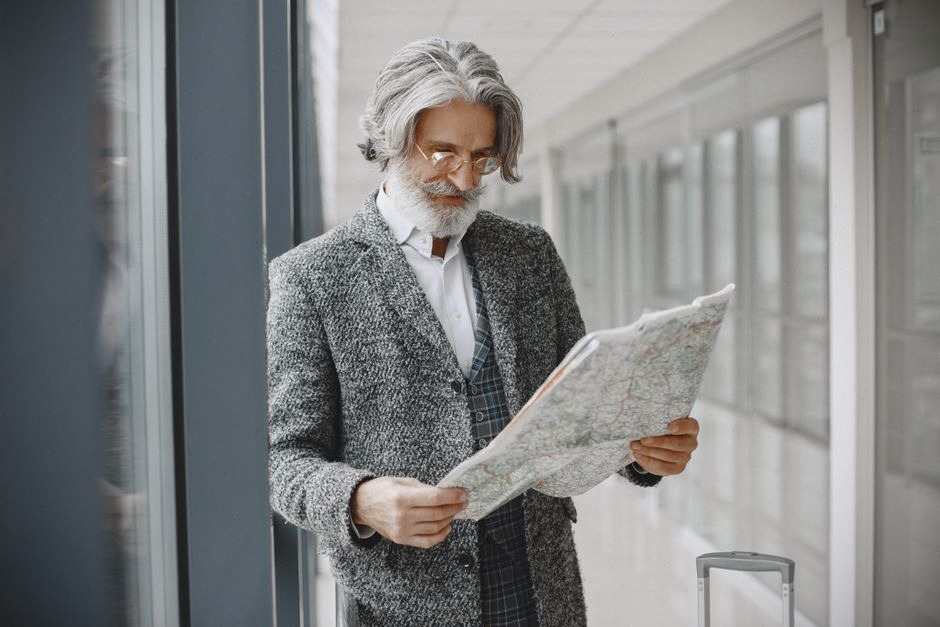 Conseiller voyage vérifiant un itinéraire généré par intelligence artificielle