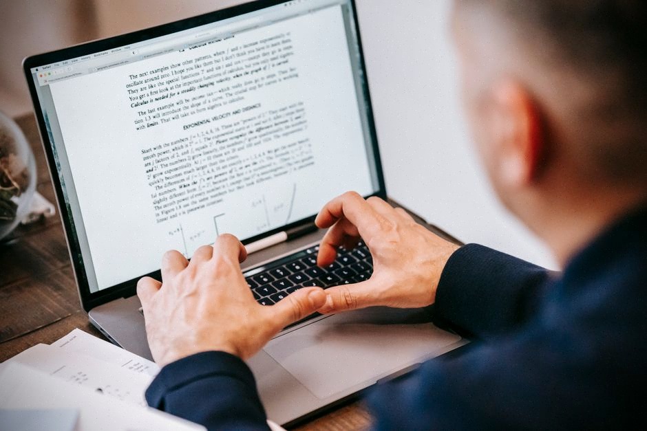 Vérification des documents avant achat d’un ordinateur portable en ligne