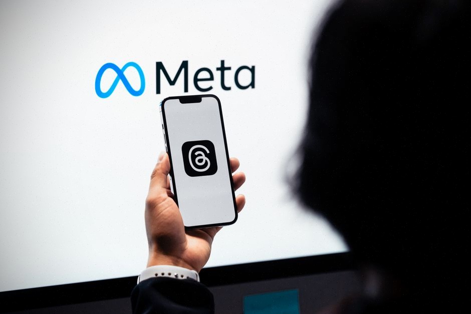 Application Meta AI sur macOS dans un bureau contemporain