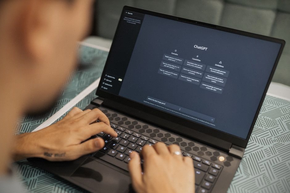 Étudiant utilisant ChatGPT gratuit pour un travail universitaire