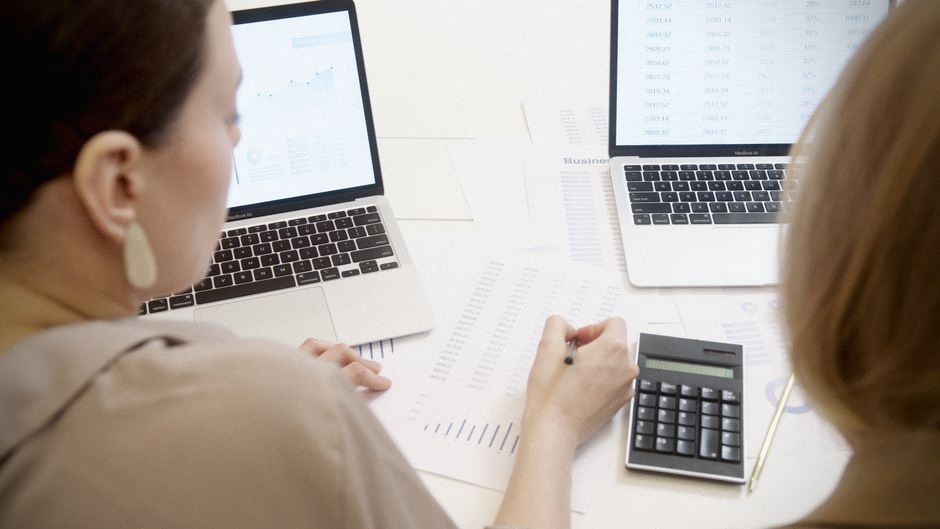 Équipe financière analysant les provisions comptables de CBI