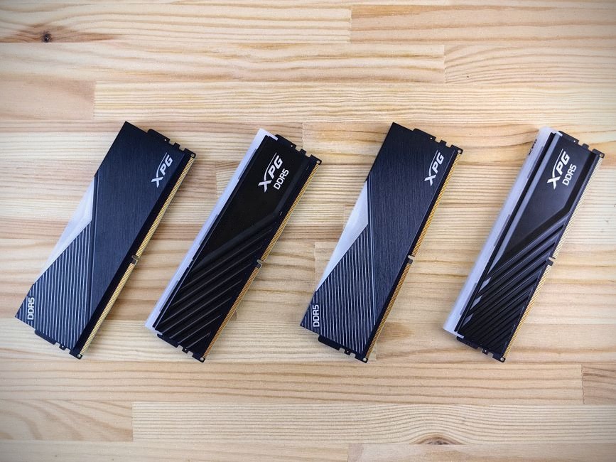 Acheteur comparant des barrettes DDR5 dans un magasin informatique