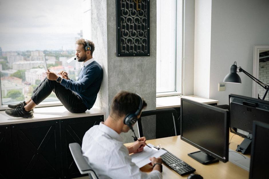 Équipe informatique évaluant les risques des agents IA en entreprise