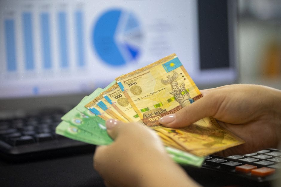 Analystes étudiant l'opinion publique sur le revenu universel