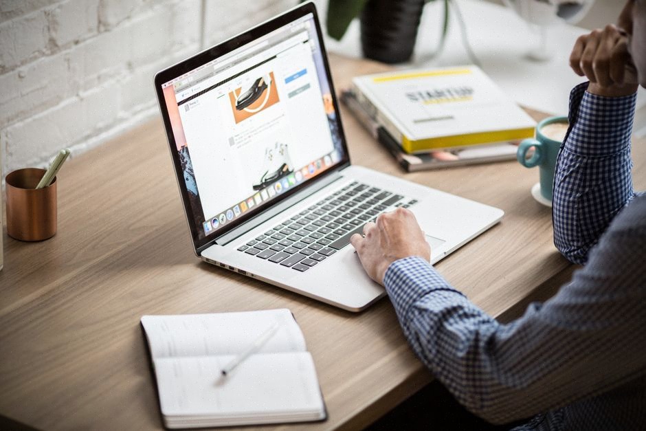 Community manager préparant des contenus sociaux avec l’intelligence artificielle