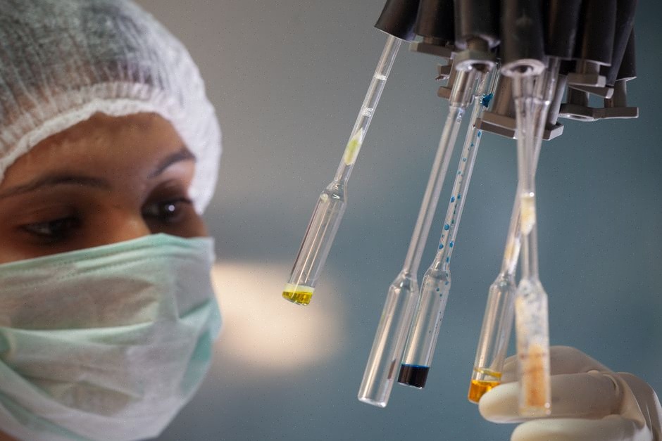 Ingénieur observant un test offensif d’intelligence artificielle en laboratoire