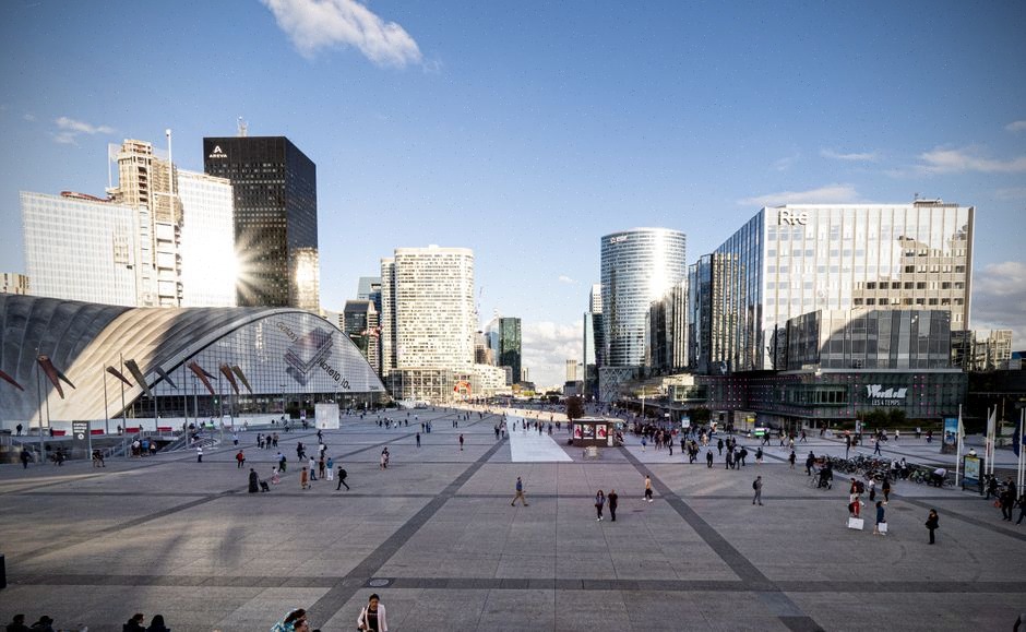 Professionnels analysant la conformité des données de localisation en Europe
