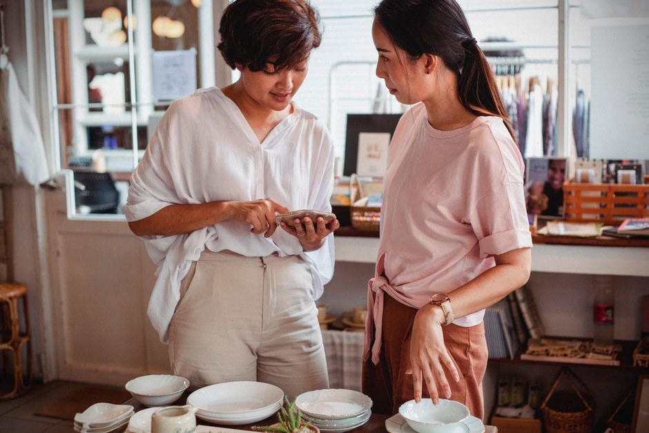 Clients comparant des smartphones premium avant un renouvellement en magasin