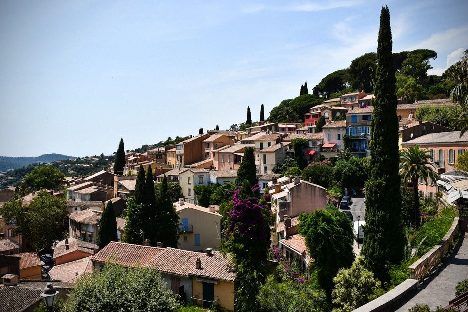 Brennan protège sa position dans le final urbain de Manosque