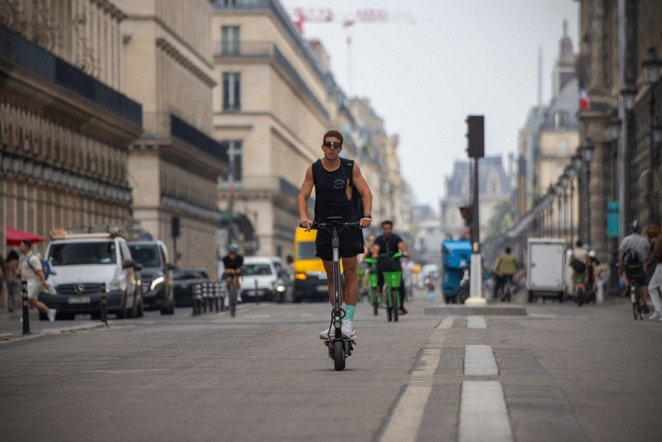 Lunettes connectées et balise de localisation sur smartphone moderne