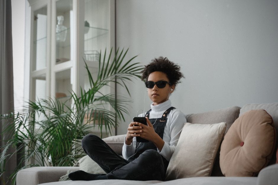 Utilisateur avec assistant IA personnel sur smartphone et lunettes connectées