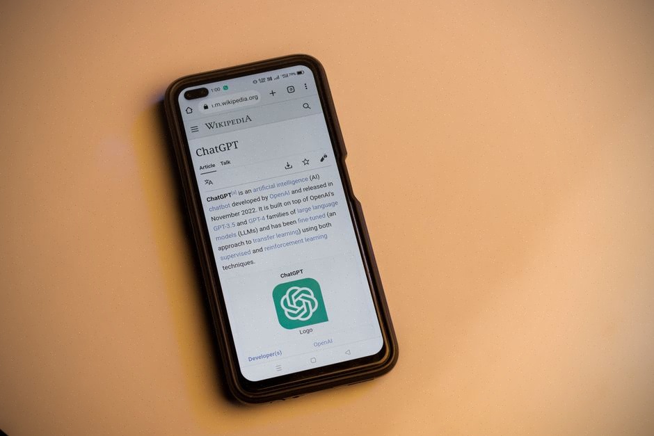 Interface ChatGPT floutée avec publicité sur ordinateur portable moderne