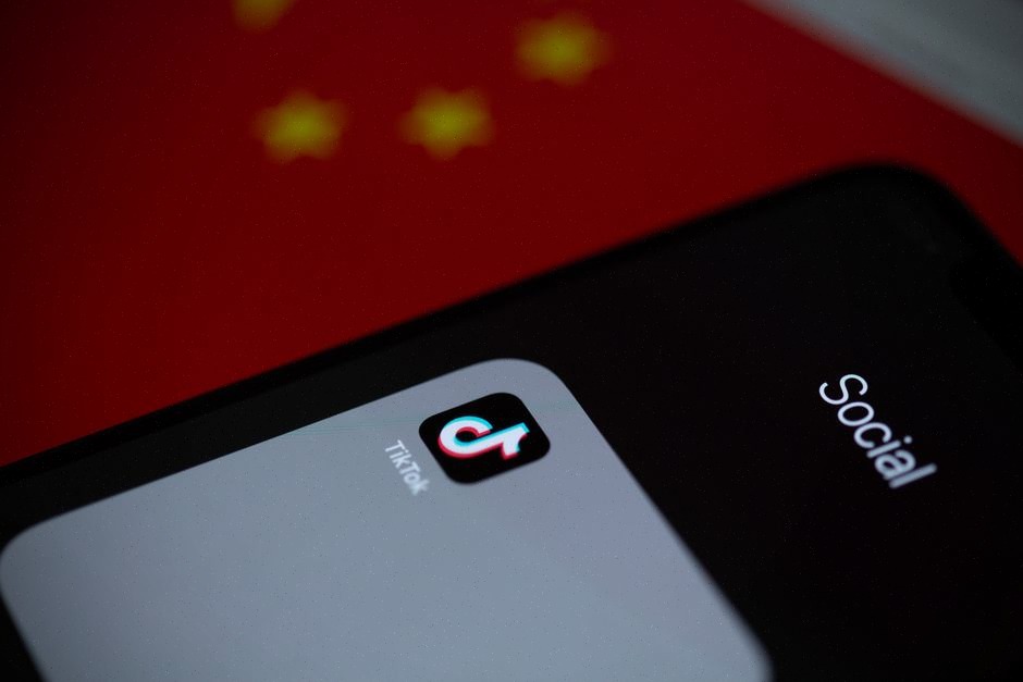 Analystes chinois étudiant les audiences des vidéos courtes par IA