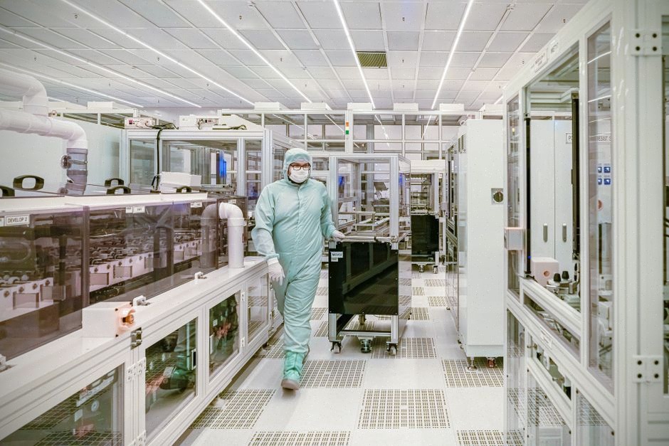 Production de puces mémoire HBM dans une salle blanche industrielle