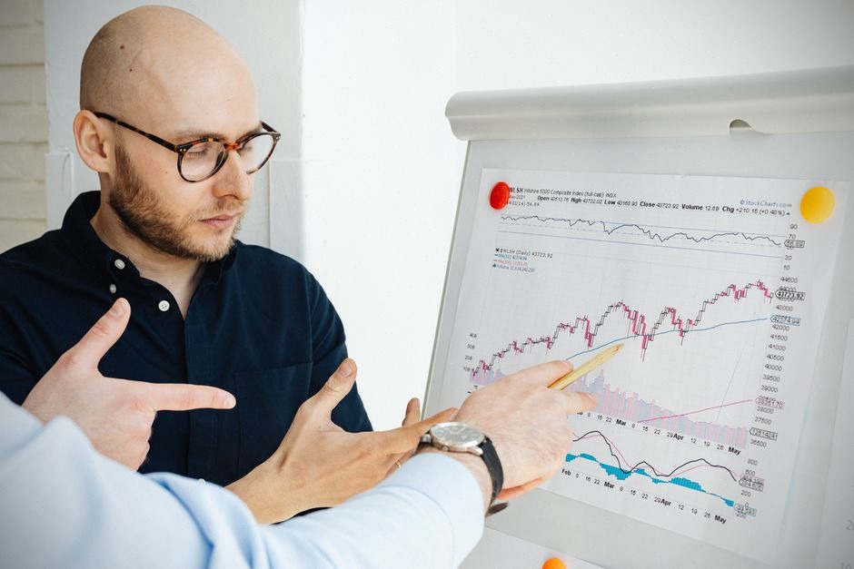 Analystes européens contrôlant un grand modèle d’intelligence artificielle
