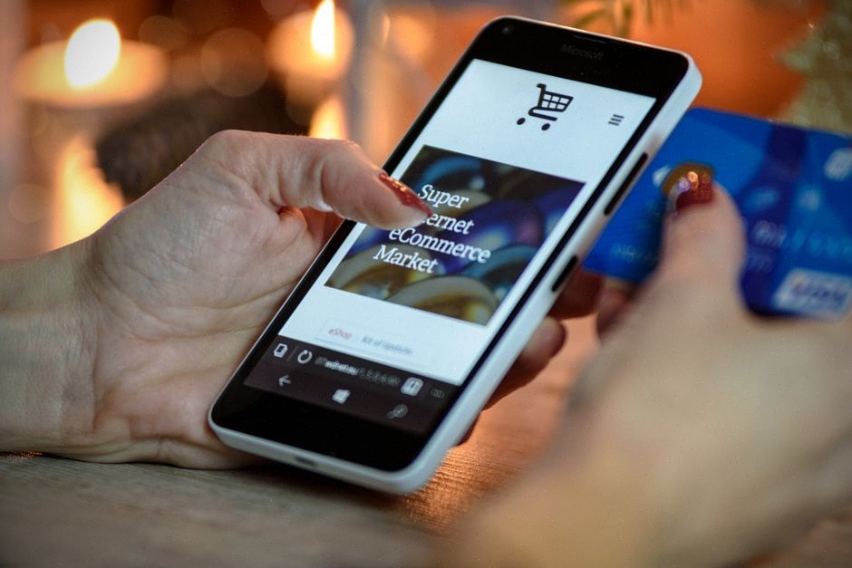Smartphone affichant une carte IA floutée près d'un métro européen