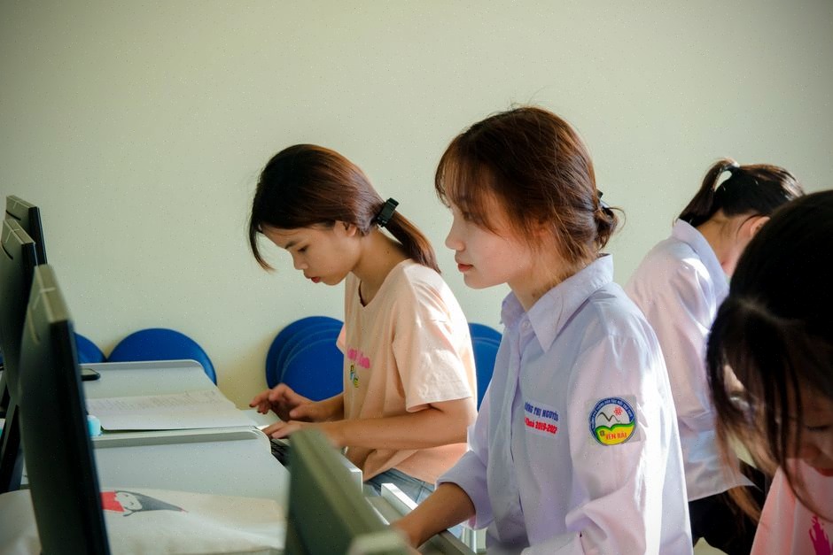 Étudiants vietnamiens travaillant sur des données géospatiales universitaires
