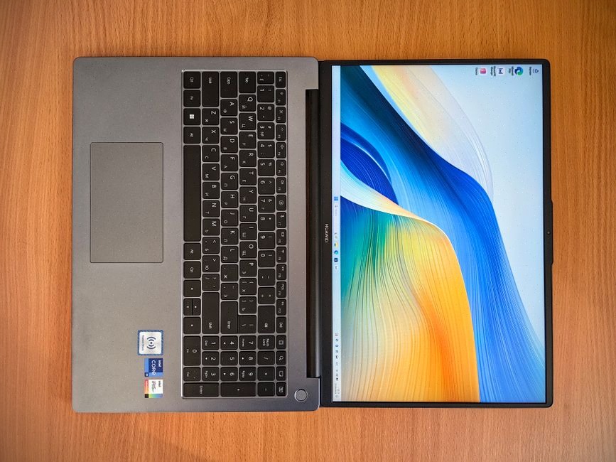 Utilisateur comparant les offres Copilot sur un ordinateur portable moderne