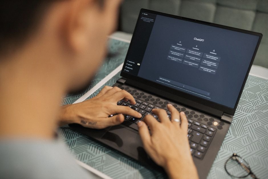 Chercheur cybersécurité analysant un détournement de chatbot IA
