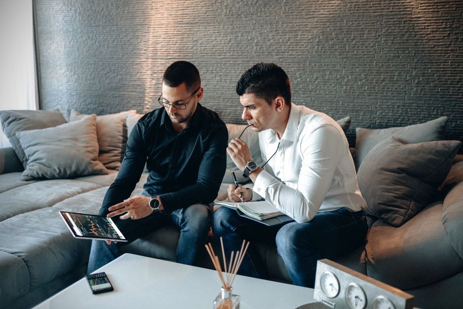 Analystes consultant une vidéo financière générée avec intelligence artificielle