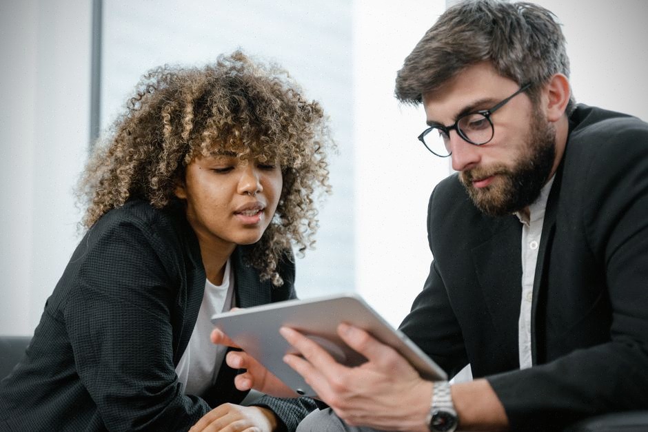 Analystes observant des usages professionnels de l’IA en entreprise moderne