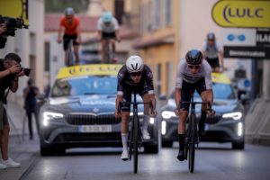 Vuelta 2026, étape 2 à Manosque, Van Aert attaque, Pogacar répond, Brennan tient, ce scénario surprend les favoris
