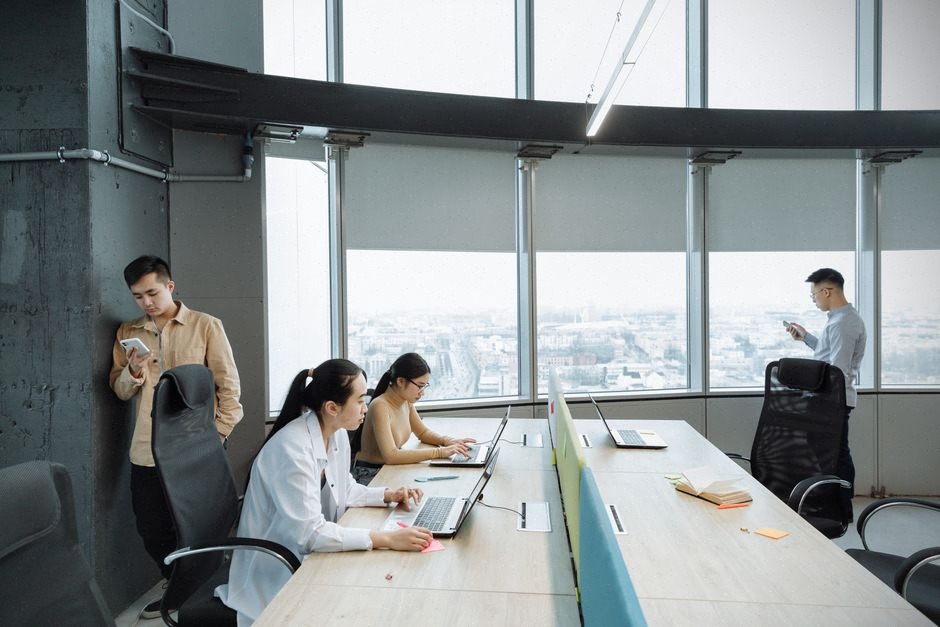 Copilot utilisé sur ordinateur et smartphone dans un coworking contemporain