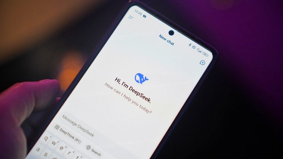 Analyste testant quatre chatbots face à de fausses informations