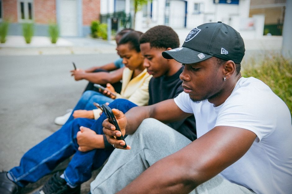 Utilisateur exposé à une fausse actualité visuelle sur smartphone