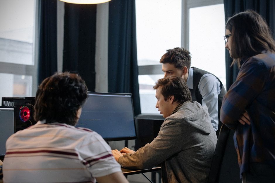 Équipe technique évaluant Muse Code dans un bureau contemporain