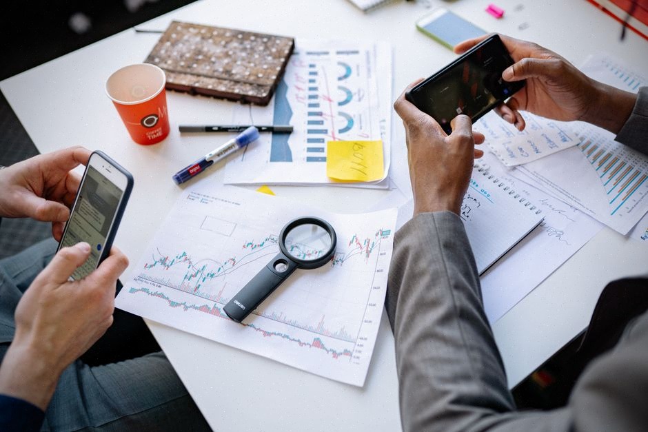 Éditeurs analysant le trafic web et la fidélisation des lecteurs