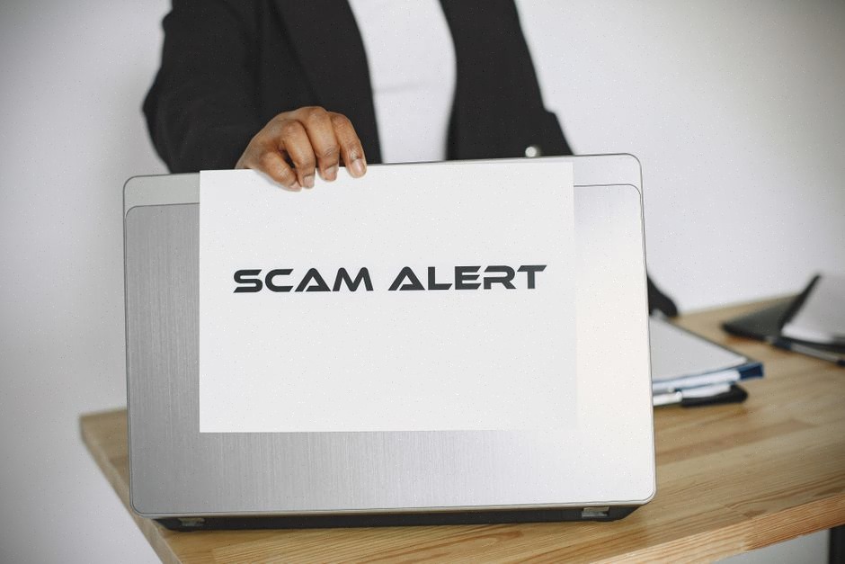 Analyste cybersécurité face à des alertes de phishing générées par IA