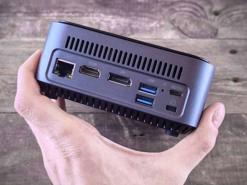 Ports HDMI 2.1 connectés à une console et un PC gaming